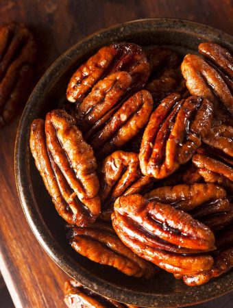 My simple vegan candied pecans make a satisfying sweet treat on their own, or as a topping for porridge, puddings, or rich and creamy vegan ice cream. | yumsome.com