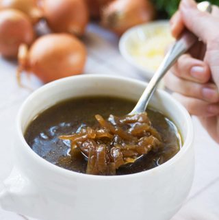 Slowly caramelising the onions gives this rich soup loads of depth of flavour, with just a hint of sweetness. | yumsome.com