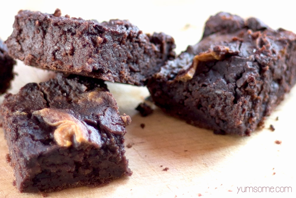 My delicious, healthy vegan peanut butter brownies are gluten-free, oil and fat-free, low-GI, protein-rich, and full of flavonoids, which are believed to help keep hunger at bay. Plus, y'know... they're brownies! | yumsome.com