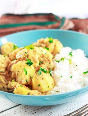 This simple vegan aloo gobi masala is a delicious mildly-spiced north Indian dish, made with potato and cauliflower, and can be served dry, or with a gravy. | yumsome.com