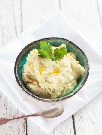 My delicious creamy avocado hummus is ready in just a few minutes, has only six ingredients, and is full of goodness. | yumsome.com