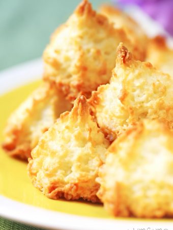 Sweet and moist - chewy on the inside, and crispy on the outside; I can’t think of many cookies which are as easy to make as these vegan coconut macaroons. | yumsome.com