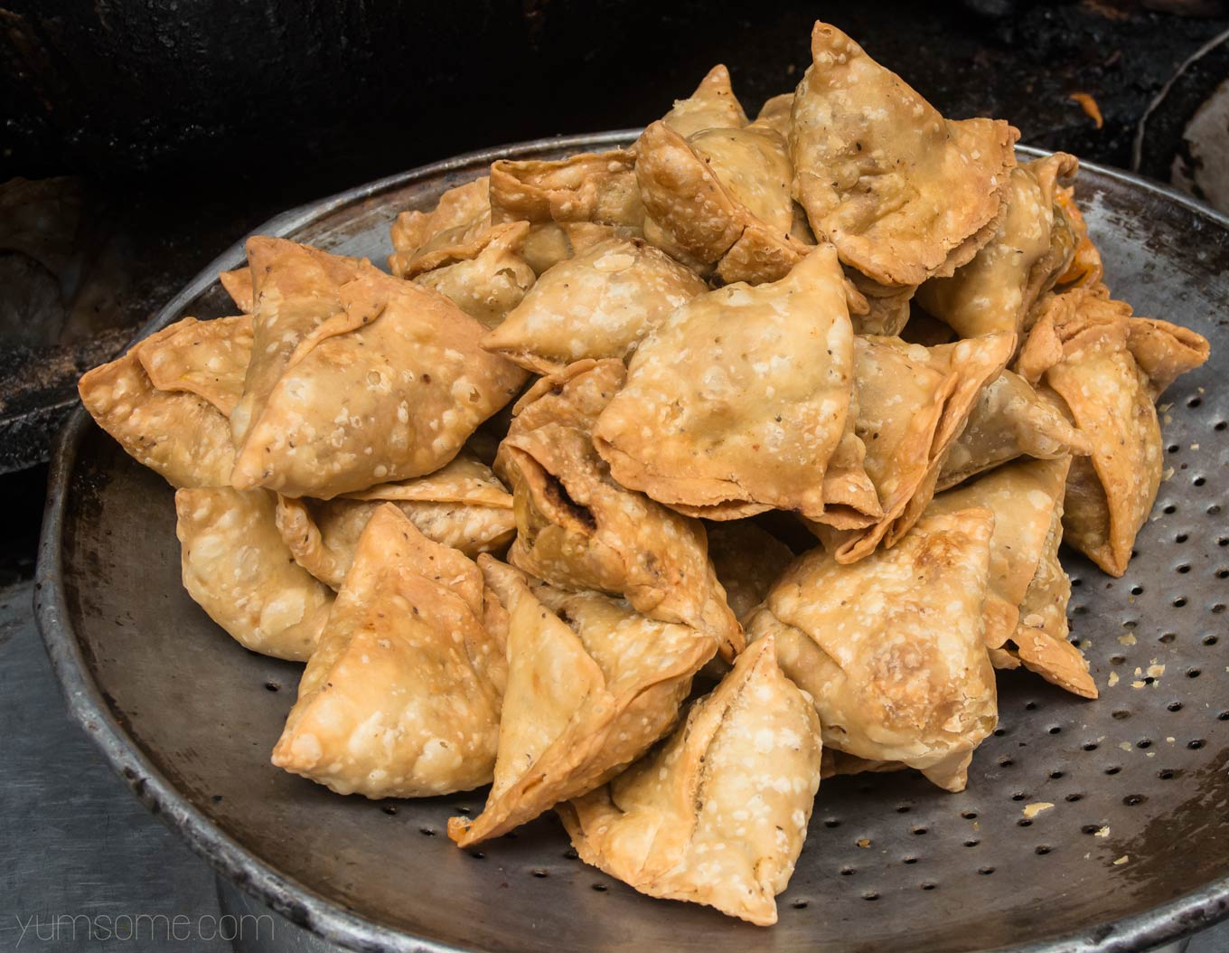 Slightly spicy, and full of flavour, my easy vegan filo samosas are super-yummy, total comfort food, and because they are baked, not fried, contain a fraction of the calories and fat of their more traditional counterparts. | yumsome.com