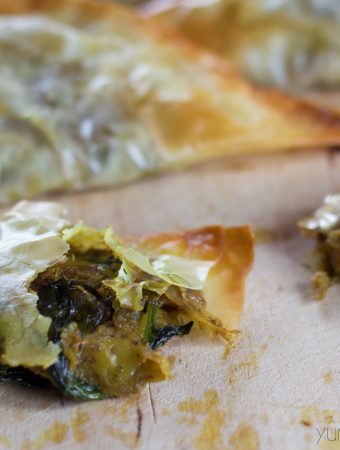 Slightly spicy, and full of flavour, my easy vegan filo samosas are super-yummy, total comfort food, and because they are baked, not fried, contain a fraction of the calories and fat of their more traditional counterparts. | Yumsome.com