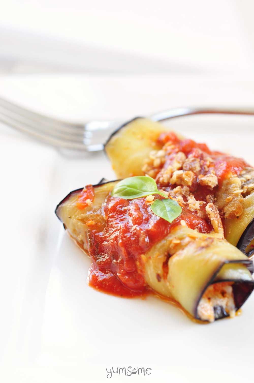 You won't go wrong with my vegan eggplant roll-ups - a delicious baked combination of creamy aubergine, tomato, and tangy vegan ricotta. | yumsome.com