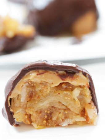 My vegan 4-Ingredient Chocolate Peanut Figgy Truffles are really easy to make, and contain no added sugar. | yumsome.com