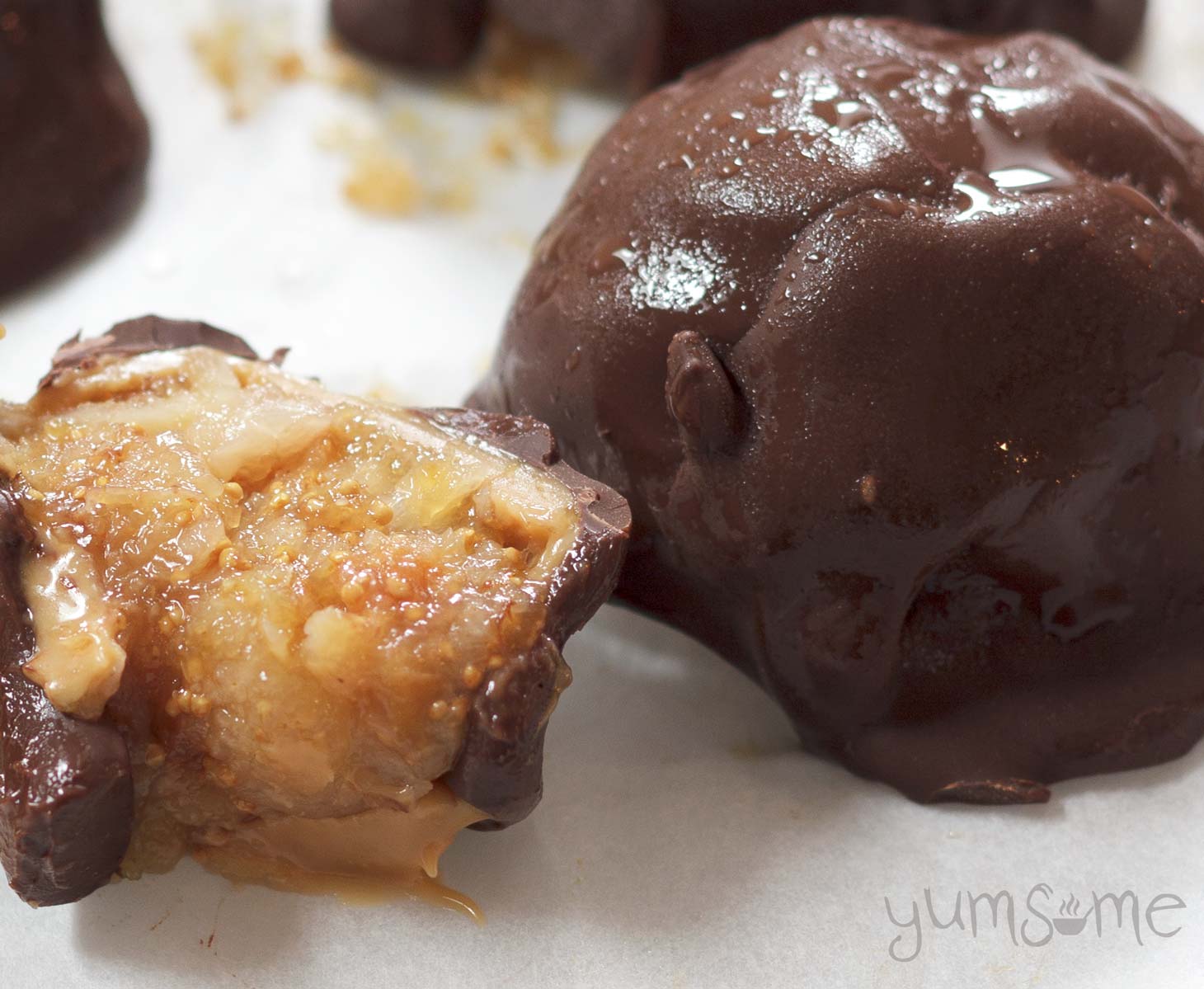 My vegan 4-Ingredient Chocolate Peanut Figgy Truffles are really easy to make, and contain no added sugar. | yumsome.com