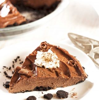 My decadent raw vegan chocolate tart is a great alternative to traditional Christmas pudding. It's gluten- and soy-free too, and contains no refined sugar. | yumsome.com