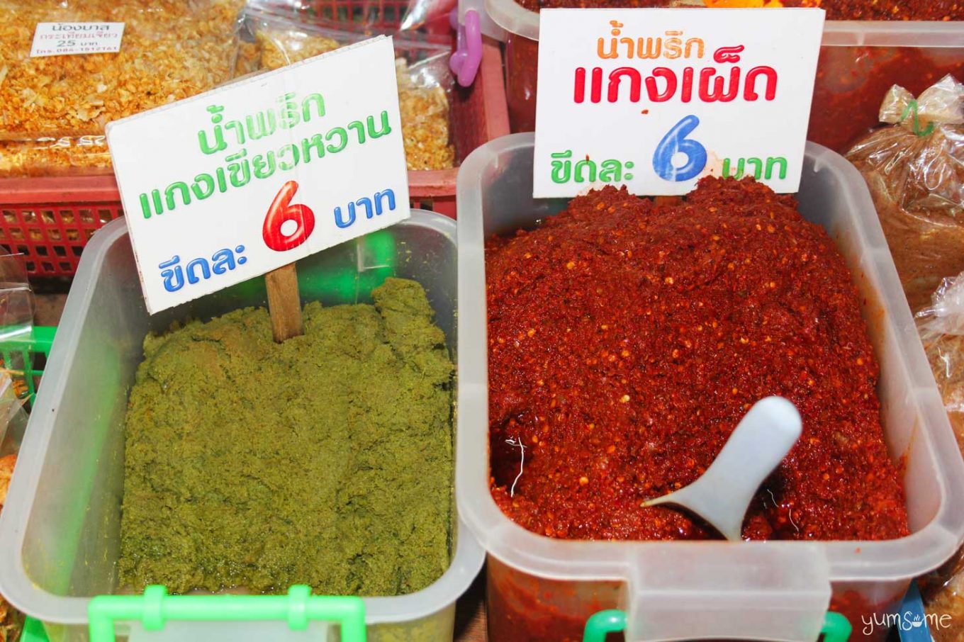 Red and green curry pastes for sale at Kad Ton Payom, Chiang Mai. | yumsome.com
