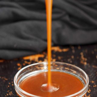 vegan miso caramel sauce | yumsome.com