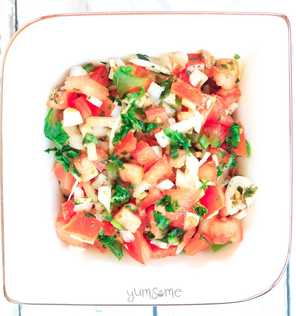 This refreshingly simple pico de gallo perfectly balances the sweetness of tomatoes and onions with the heat of chilli, and the sharpness of lime. | yumsome.com