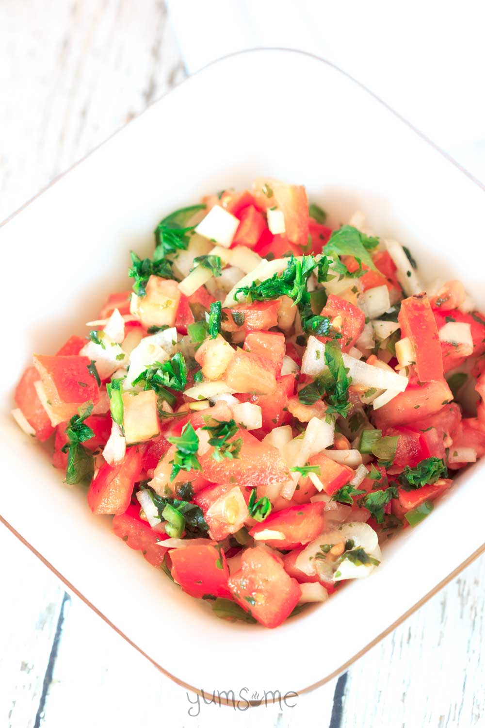 This refreshingly simple pico de gallo perfectly balances the sweetness of tomatoes and onions with the heat of chilli, and the sharpness of lime. | yumsome.com