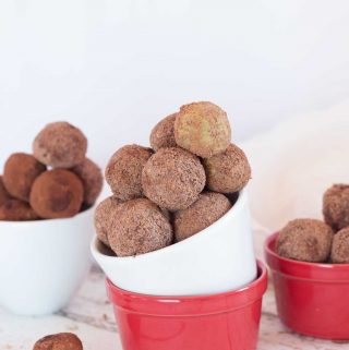 Light and creamy, with a refreshing green tea flavour, these vegan chocolate matcha truffles make for a perfect gift... or a decadent treat for yourself! | yumsome.com
