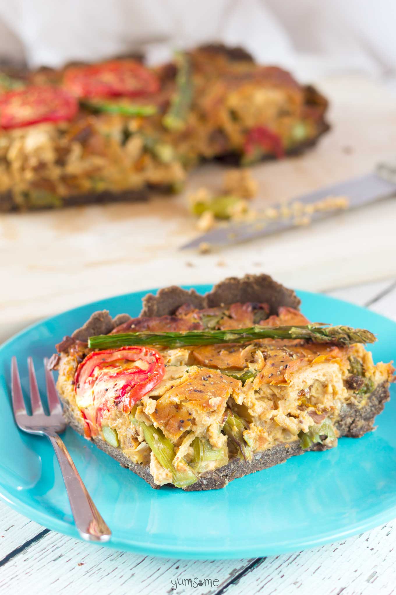 This gluten-free vegan asparagus and sun-dried tomato quiche is easy to make, and so completely delicious! | yumsome.com