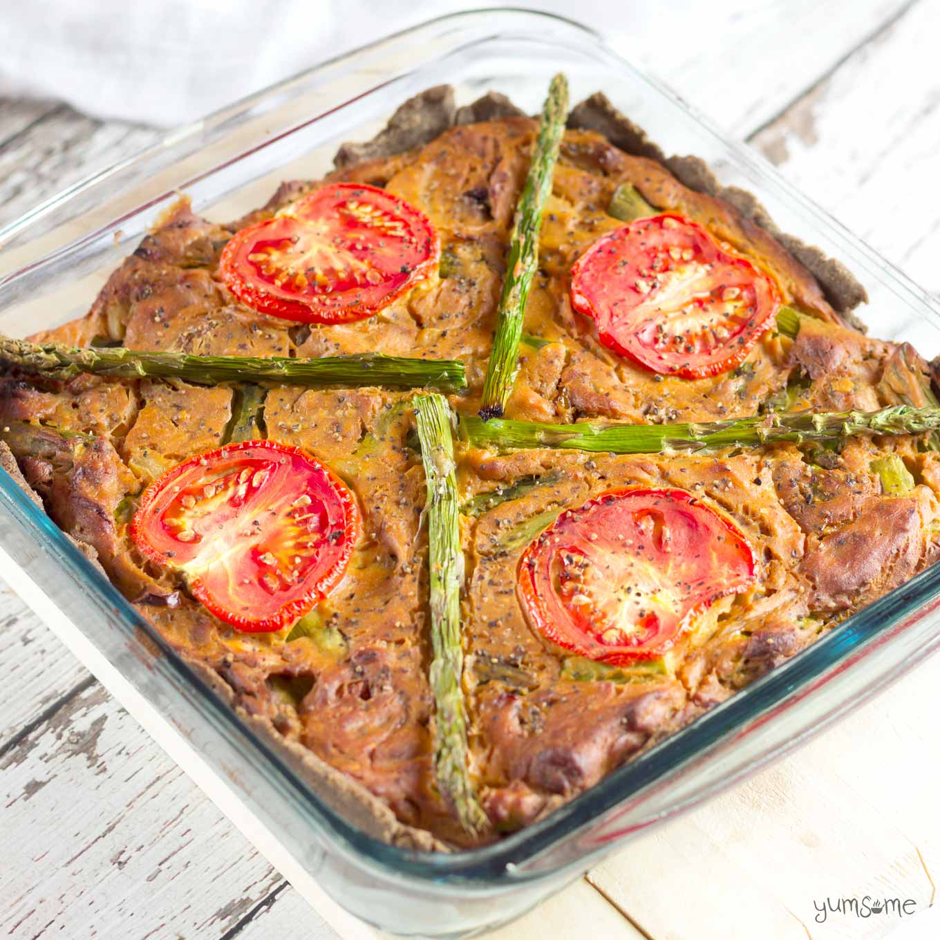 Creamy, savoury, and filling, this gluten-free vegan asparagus and sun-dried tomato quiche is as simple as it's yummy! | yumsome.com