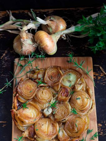 overhead view of caramelised onion tarte tatin | yumsome.com