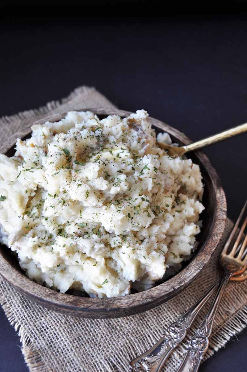 Vegan roasted garlic mashed potatoes | veganosity.com 