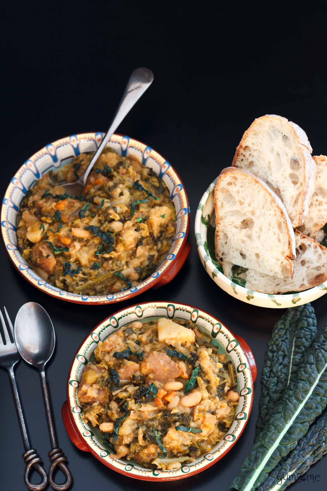 Two dishes of ribollita with fresh bread.